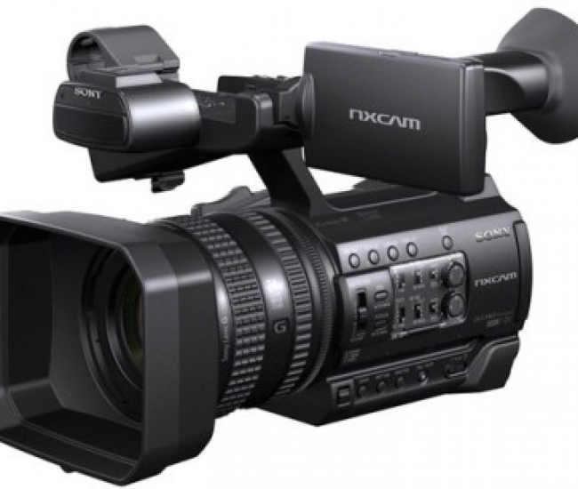 Sony PROFESSIONAL HANDHELD HXR-NX100 FULL HD INBUILT G LENS Camcorder Camera